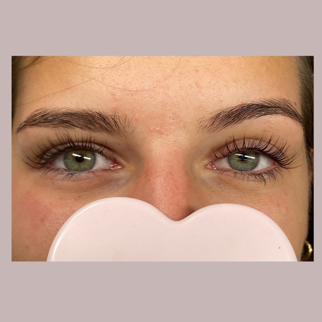 massages-cils-douce-serenite.com - photo des yeux d'une cliente après un rehaussement de cils